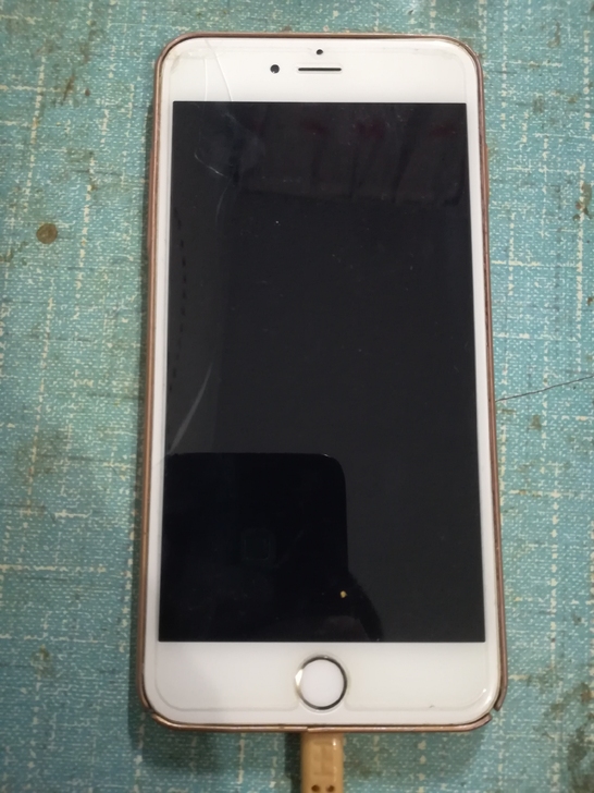 收拾屋子翻出来的古董机iPhone6P，以...