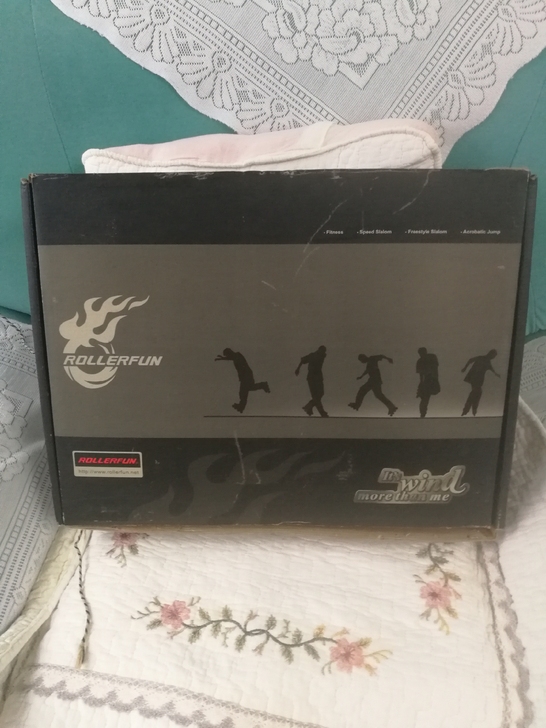 旋风牌直排旱冰鞋,39码,99.99成新。...