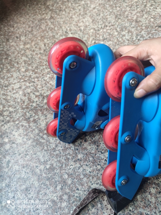 迪卡侬儿童溜冰鞋26-28码，9成新，附带...