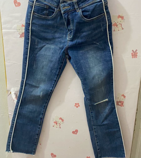 深蓝色9分裤牛仔裤女，破洞微喇，M码，9成...