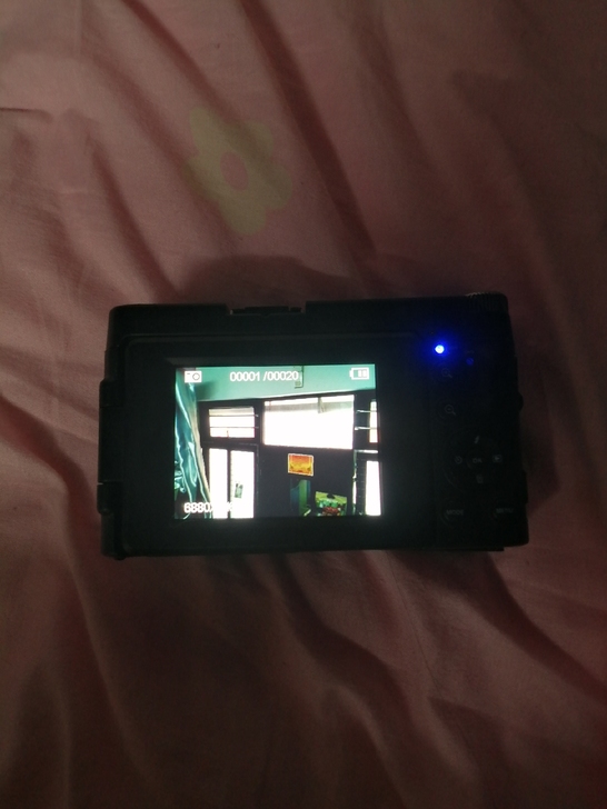 出一个数码照相机，入门级微单学生记录生活自...