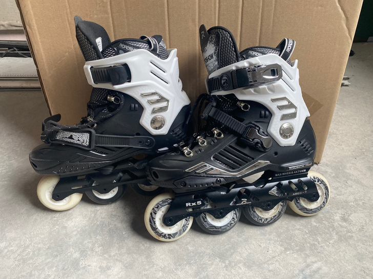 乐秀38码轮滑鞋,就玩过两次,几乎全新,三...