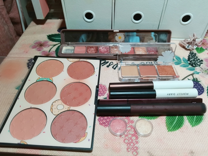 眼影2盘;腮红6色一盘;睫毛膏2支(黑色和...