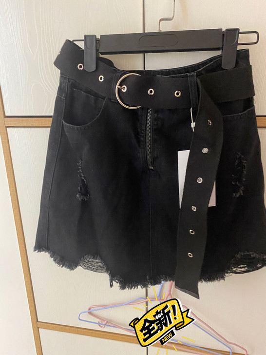 全新牛仔一步裙，一口价格30包邮，吊牌都在...