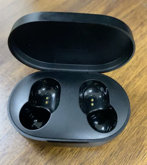 redmi airdots盒子，里面两个耳...