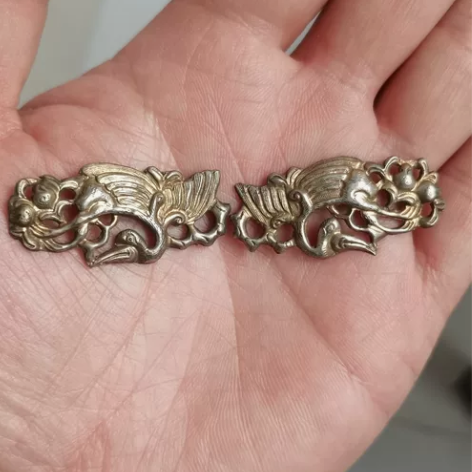 清代老银鎏金凤凰帽花一对,錾刻工艺非常漂亮...