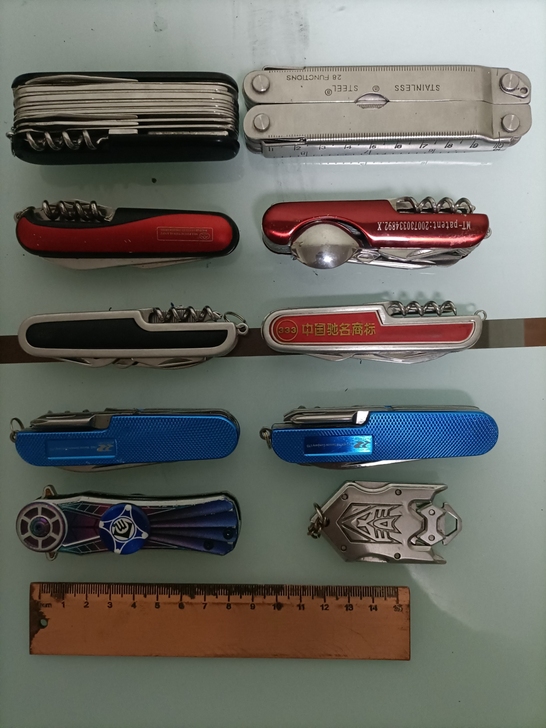 处理几把瑞士多功能组合工具刀，第一排15元...