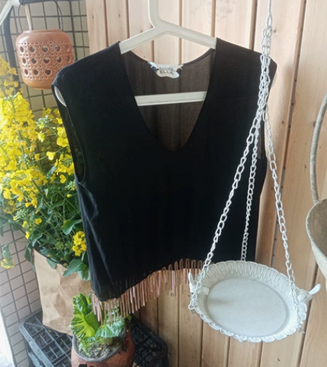 纱料黑色背心，下坠金属流苏，意大利品牌，中...