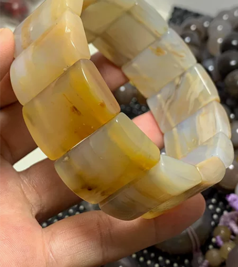 新出北票树化玉手排一串，冰透料飘黄花，大尺...