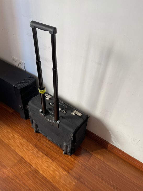 厦航飞行箱有点破了