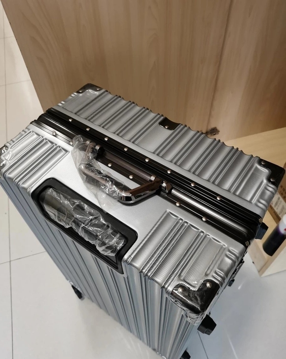 贱卖高档拉杆箱28寸升级铝框异型框尊享款行...