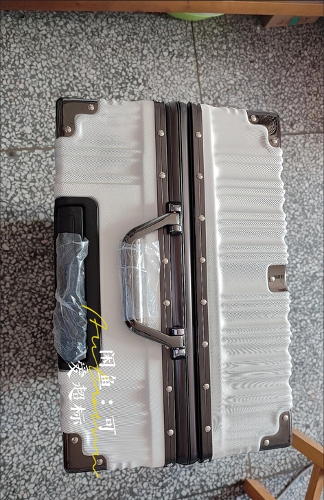 【德国拜耳pc技术】中高当异形铝框行李箱合...