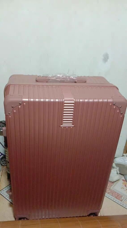 行李箱，各种颜色和尺寸的都有