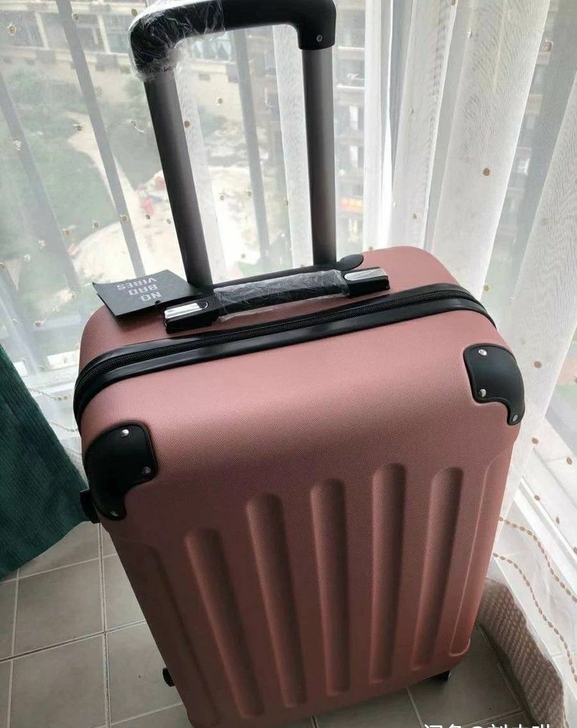 行李箱清仓，质量和颜色都非常好，因店铺转让...