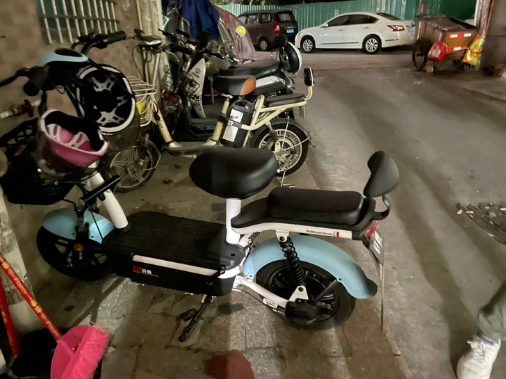 几乎全新两个骑的两天充一次电。走35~45...