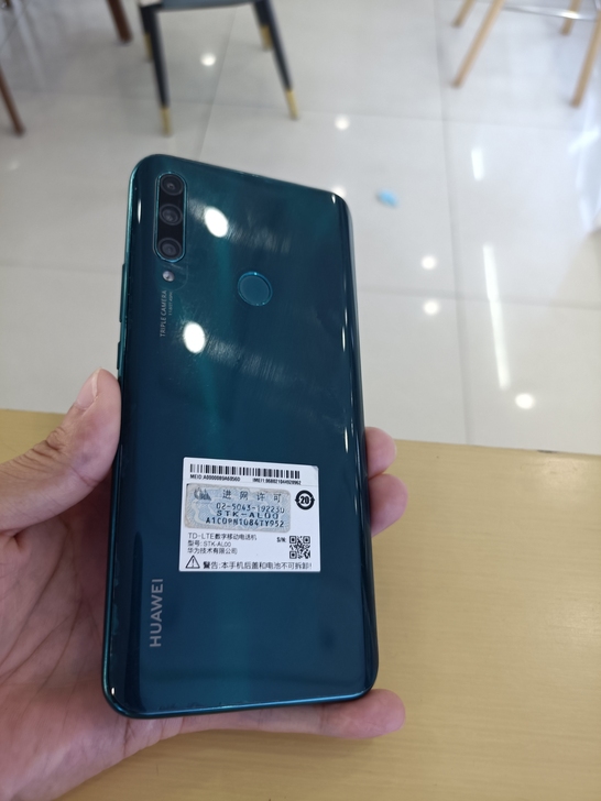 华为畅享10p  4+128内存，屏幕外破...