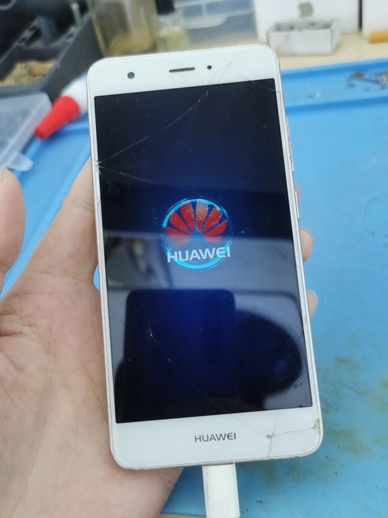 华为nova 4+64,成色有磕碰外屏碎,...