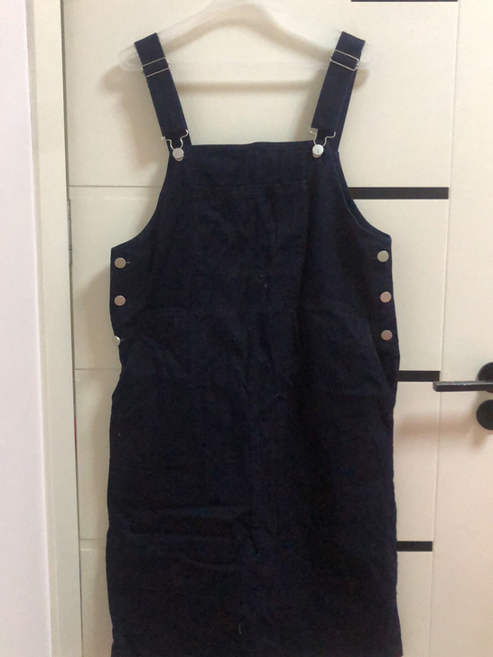 牛仔背带裙，深蓝色