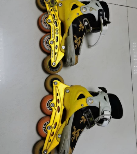 10岁以下孩子用的单排旱冰鞋。中间两个轮子...