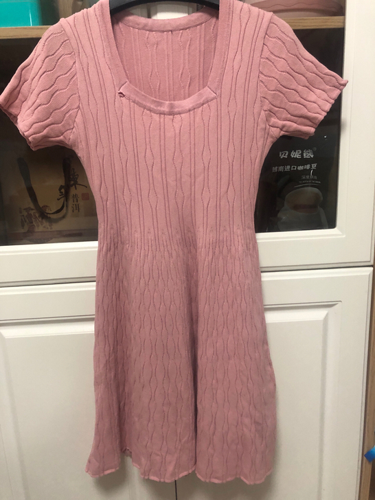 两条连衣裙。一条粉色，一条绿色；一条有袖，...