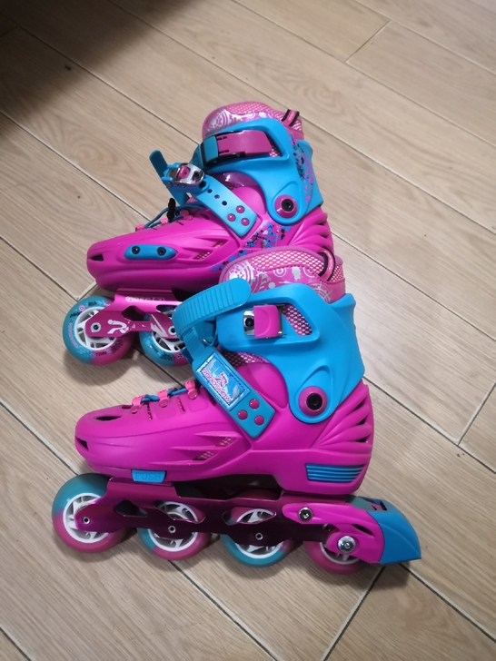 出直排轮滑鞋一双，只用过两三次，送防护用品。