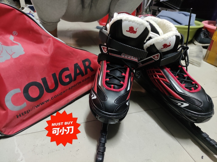 开学因为开滑冰课买的，美洲狮牌子。穿了一次...