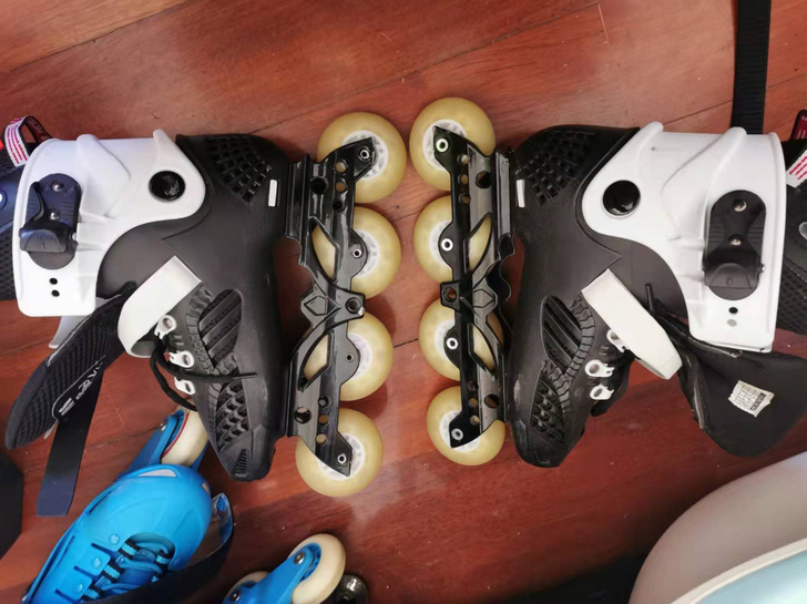 闲置两双滑轮鞋  陪孩子练习的时候买的没怎...