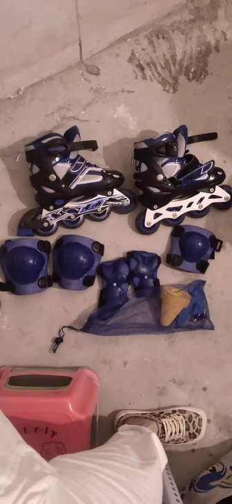 旱冰鞋，8诚新，适合33-39号，还有头盔...