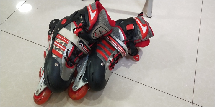 旱冰鞋 几年前买的 没穿过几次  大小可调...