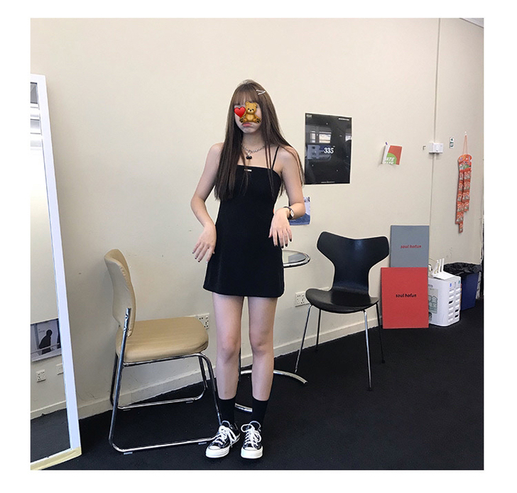 王少女家的黑色吊带连衣裙
