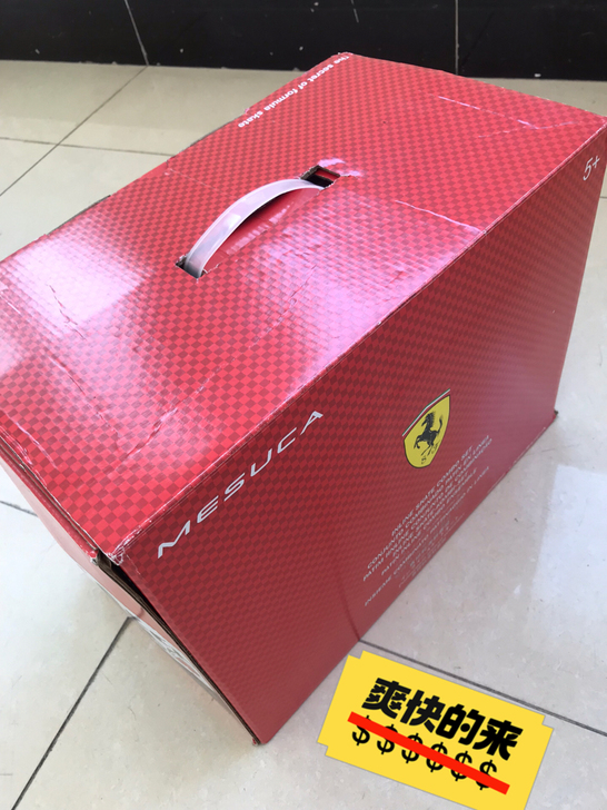 轮滑！仅试穿一次！几乎全新！帽子护具齐全！...