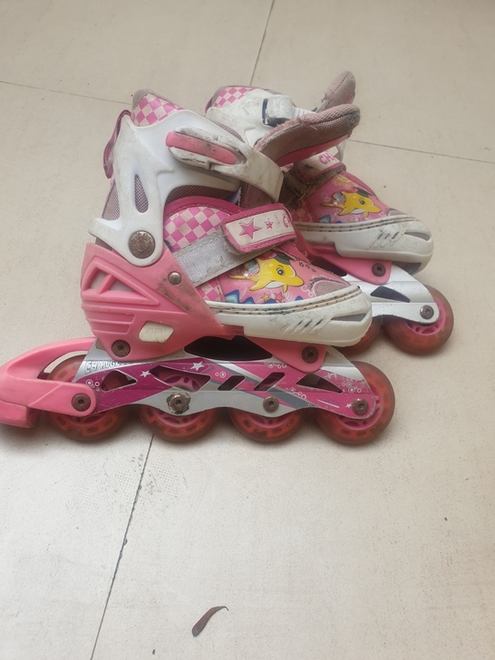 两双单排溜冰鞋，红色的5~10岁。黄色的8...