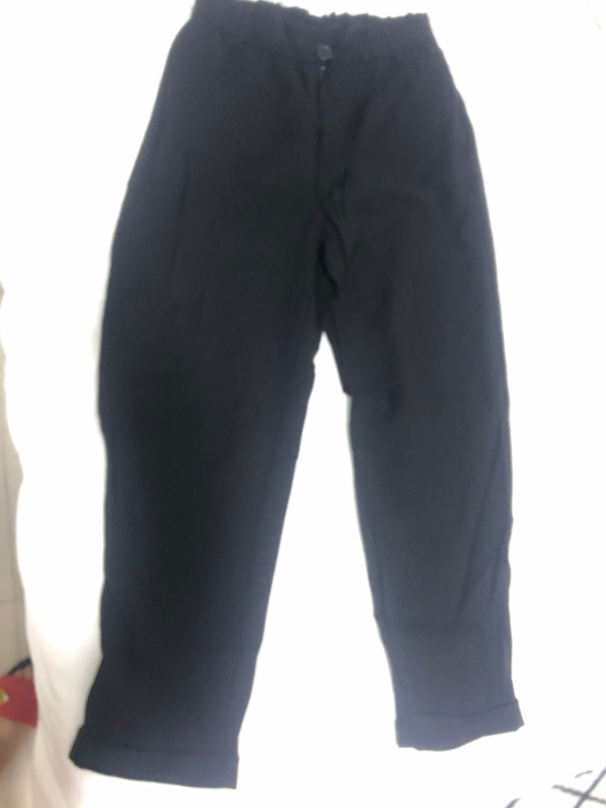 zara的一款黑色休闲裤面料很垂很舒服,而...