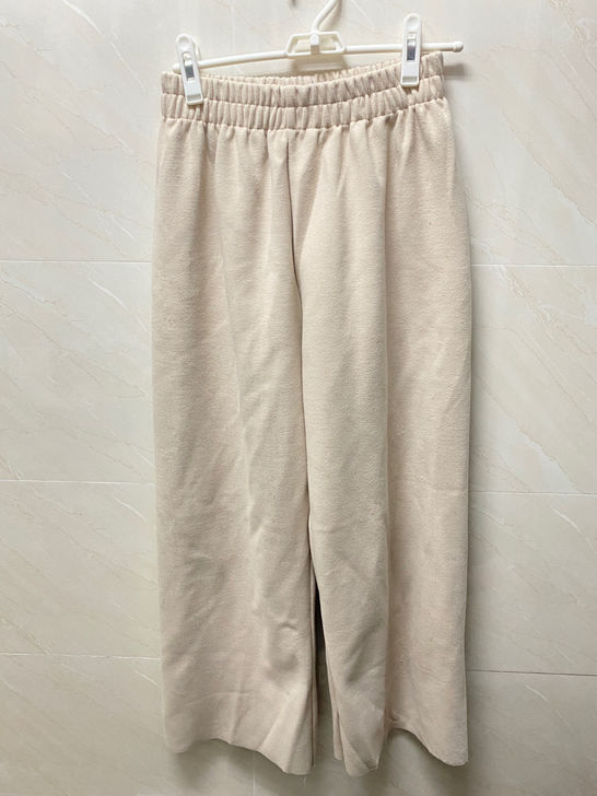 白色阔腿裤 面料暖和