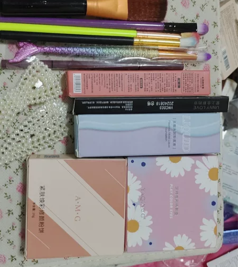 淡妆化妆品，眼影盘粉饼粉底液卡子睫毛膏眼线...