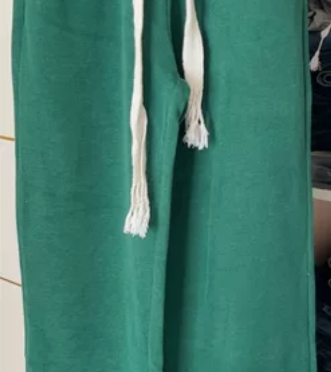 绿色阔腿裤 说不出来什么面料 就挺厚实的 ...