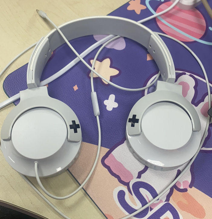 飞利浦耳机，头戴式，圆孔电脑线。只用过几次...