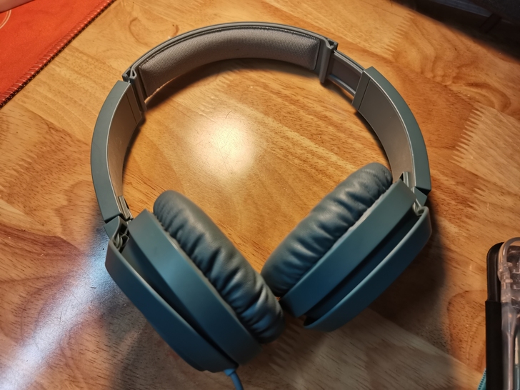 飞利浦有线耳机,去年十月买的,要打游戏所以...