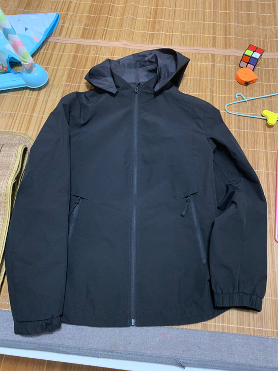 男士风衣，黑色，也是品牌货，基本没穿压箱底...
