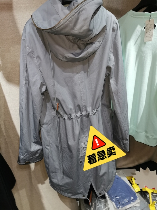 处理一批品质风衣，500件，双层加厚，男女...