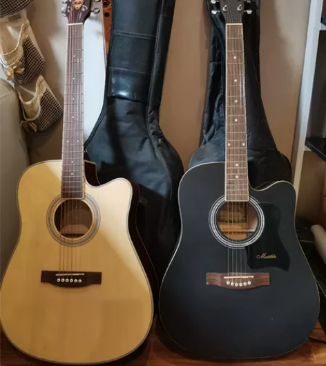 吉他两把，品牌音色啥的我也不懂，70一把，...