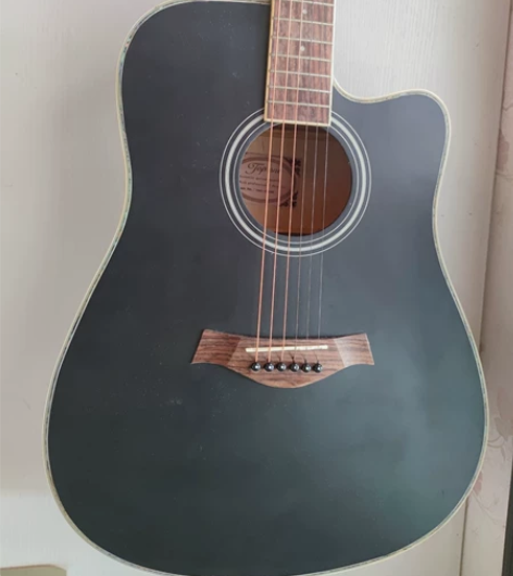 很久以前买的一把吉他，结果放到角落落灰，一...