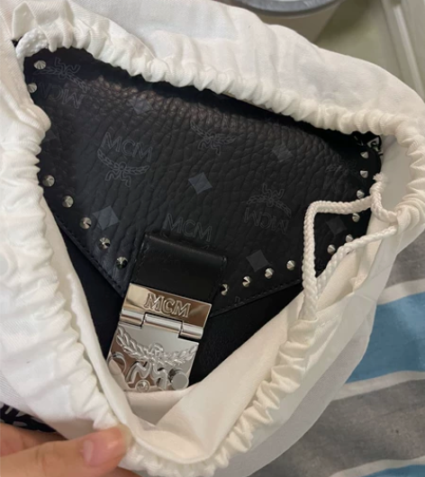 mcm马鞍包黑色铆钉小号 97新左右原价4...