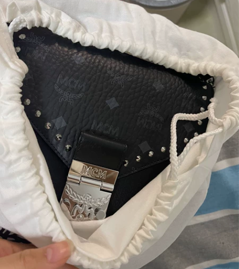 mcm马鞍包黑色铆钉小号 97新左右原价4...