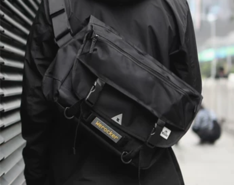 潮牌邮差包港风斜挎包男包死飞包男士单肩包机...