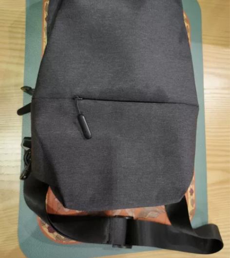 小米男士斜挎胸包，可装挺多東西出门 感兴趣...