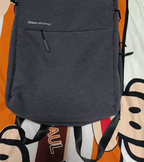 小米背包,可以放得下15.6寸的笔记本。拉...