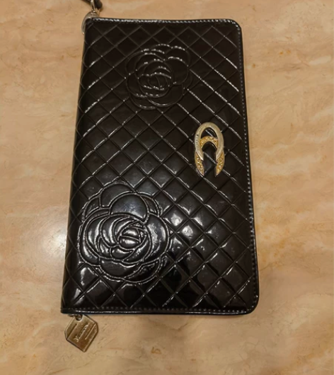 意尔康女士手拿包,真皮亮面实体店购入! 1...