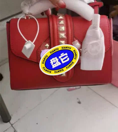 MK铆钉真皮女包斜挎手提包尺寸22*15....