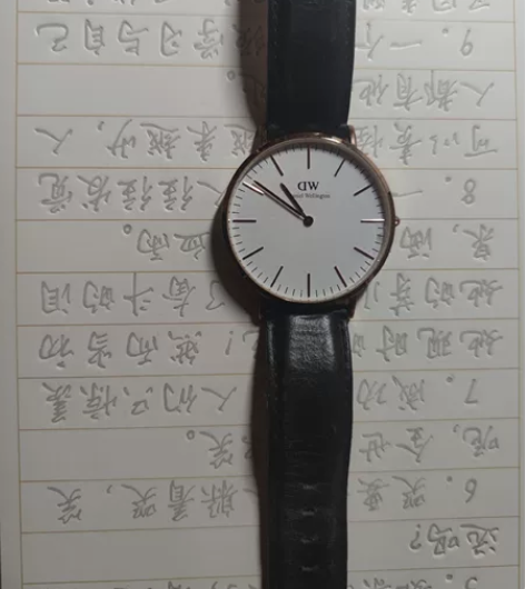 DW手表 之前在同学那里买的 不知道真假介...